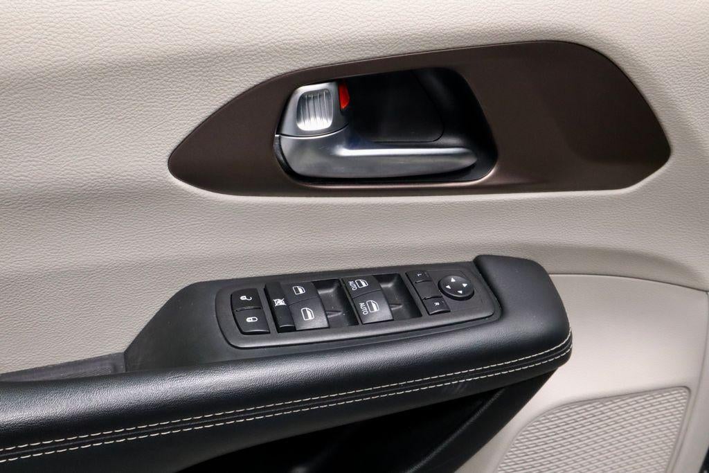 2023 Chrysler Voyager LX FWD